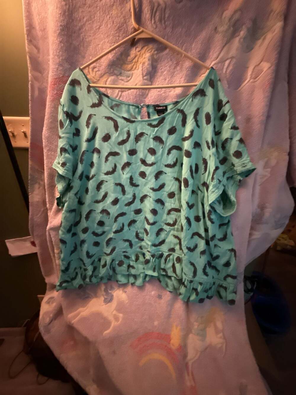Torrid Teal Blue Feather Print Short Sleeve Ruffle Hem Blouse Size 4